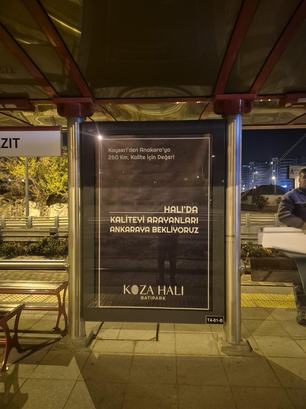 Kayseri tramvay durağı Koza Halı raket reklamı