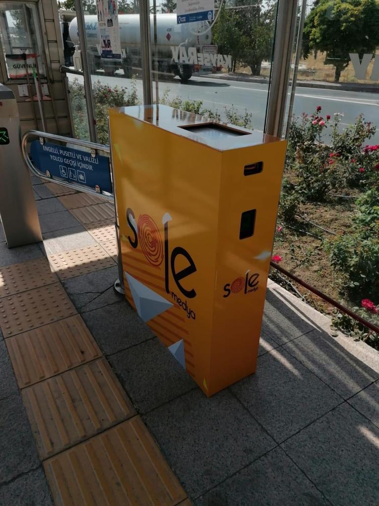 Kayseri tramvay durağı marka giydirme uygulaması