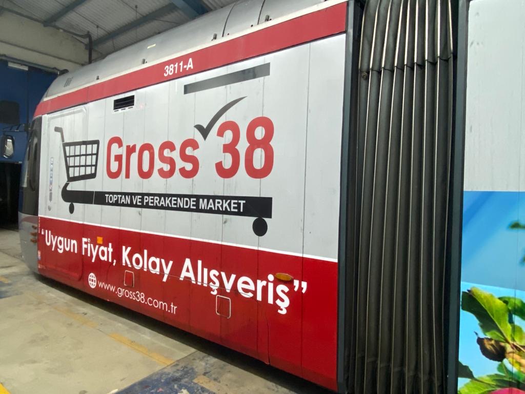 Tramvay körüklü bölüm yanında reklam kaplama