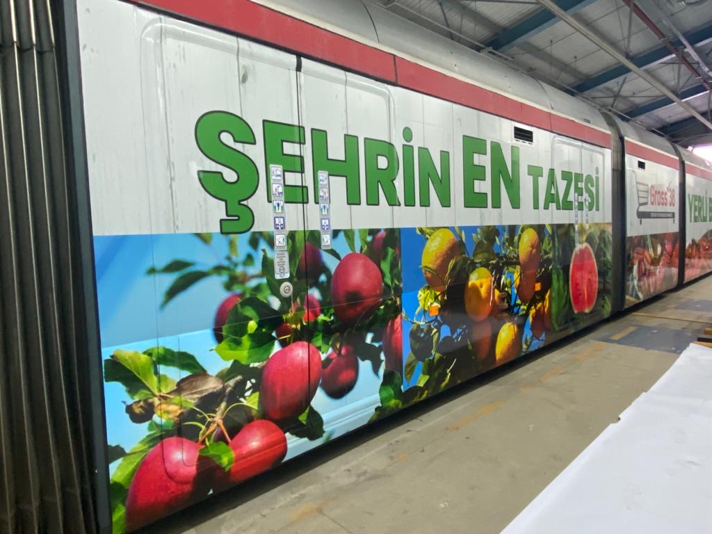 Şehrin en tazesi mesajlı tramvay reklamı