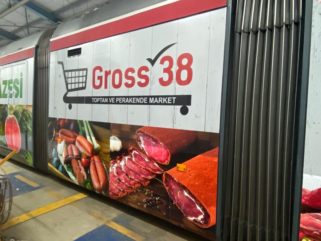 Market kampanyası tramvay yan yüzey reklamı