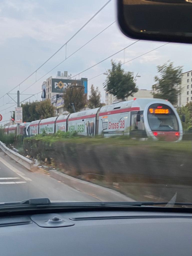 Kayseri caddesinde hareket eden giydirilmiş tramvay