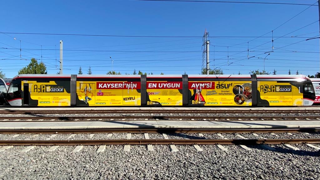 Tam boy sarı tramvay giydirme reklamı
