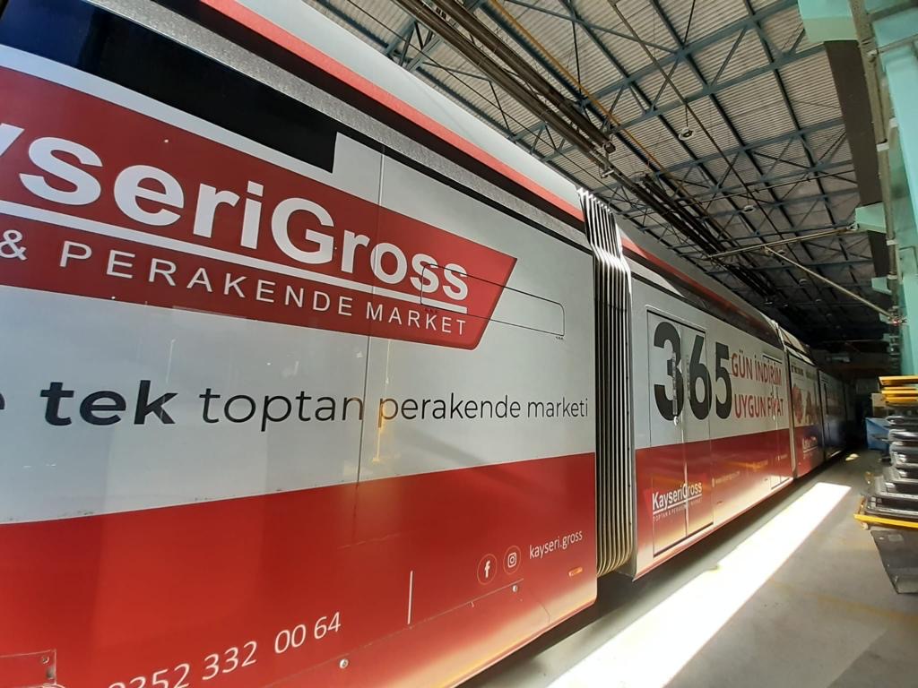 Kayseri tramvay reklam kaplama yakın plan