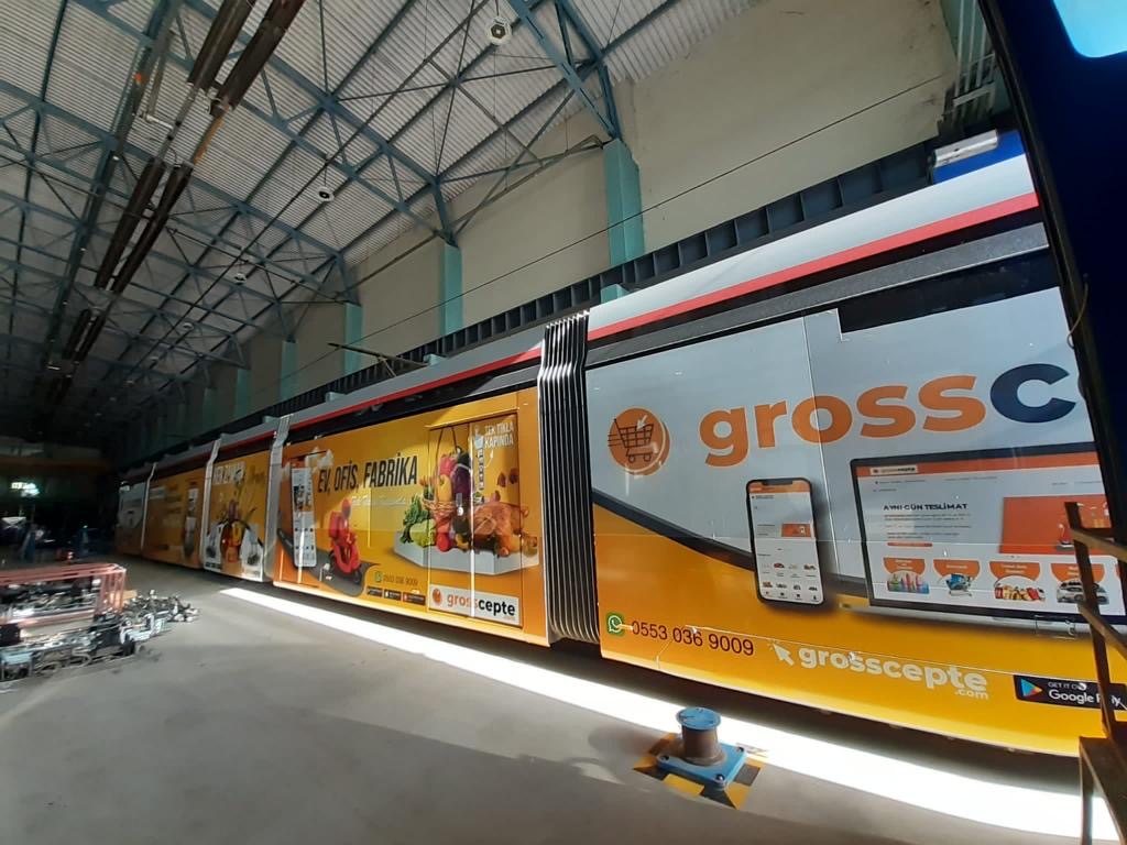 Turuncu tasarımlı tramvay reklam kaplaması