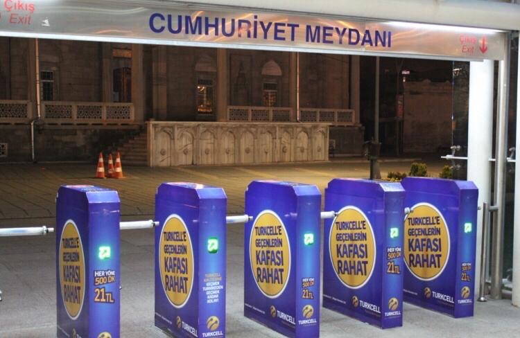 Cumhuriyet Meydanı turnike giydirme reklamı