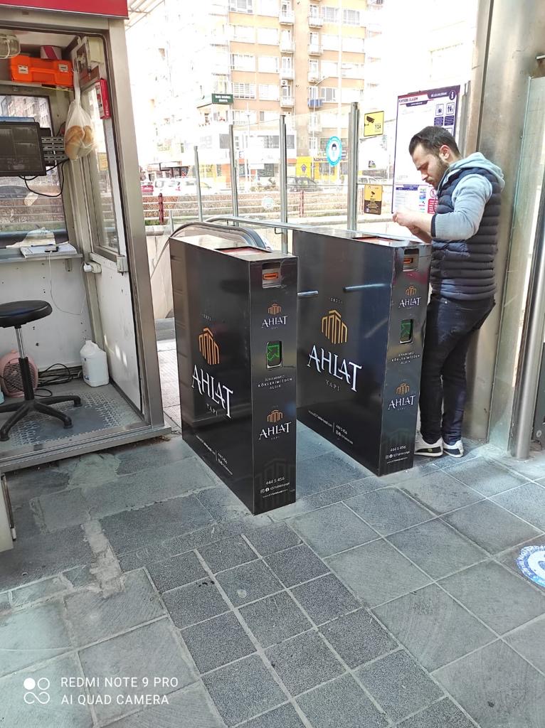 Ahlat markalı tramvay turnike giydirme çalışması