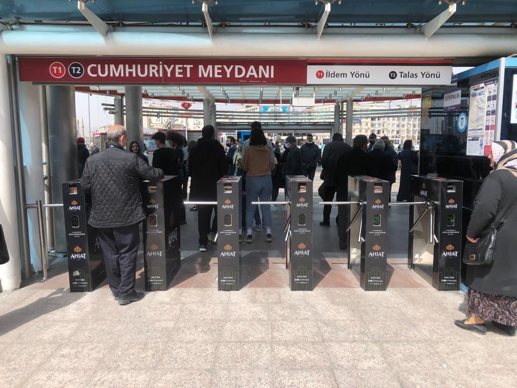 Cumhuriyet Meydanı turnike giydirme reklamları